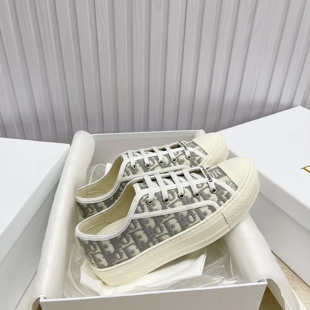 👟👟Ex-factory price 480👟👟 Women's shoes, women's clothing, women's shoes factory, ready-made high-quality Dior flat sneakers with fully embroidered iconic patterns👟👟 ♦️Top quality in the market🎗Hot model in foreign counters🎗Non-common imitation version in the market🎗🔳The fabric is made of Italian🇮🇹imported fabrics❗️Embroidered upper, original mold injection Logo frosted five-pointed star outsole🔳Inside imported lambskin + high elasticity injection molding mold Logo foam feet Code number: 35 to 42